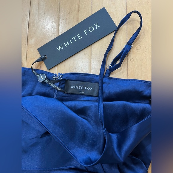 🆕White Fox Elegant Navy Blue Satin Dress - Picture 3 of 4
